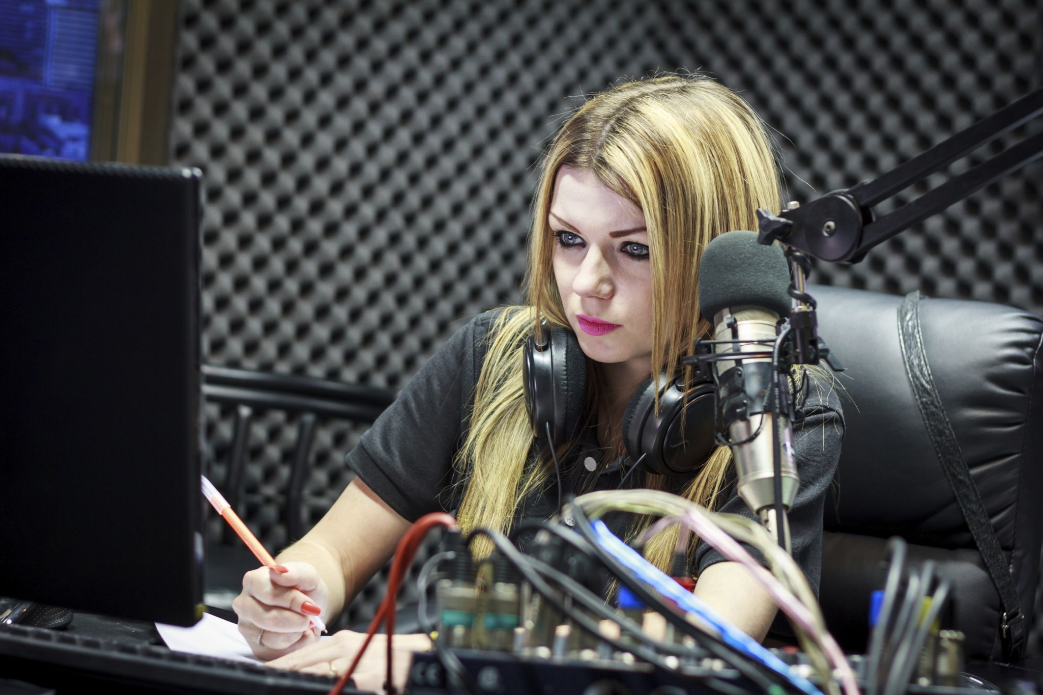 Нейросеть озвучить любым голосом. Девушка радиоведущая. Фотосессия для радиоведущих. Красивые радиоведущие. Ведущие радио.