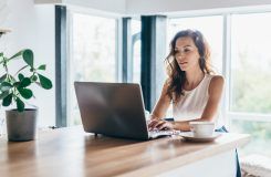 Grados a distancia: ¿qué carreras puedo estudiar desde casa?