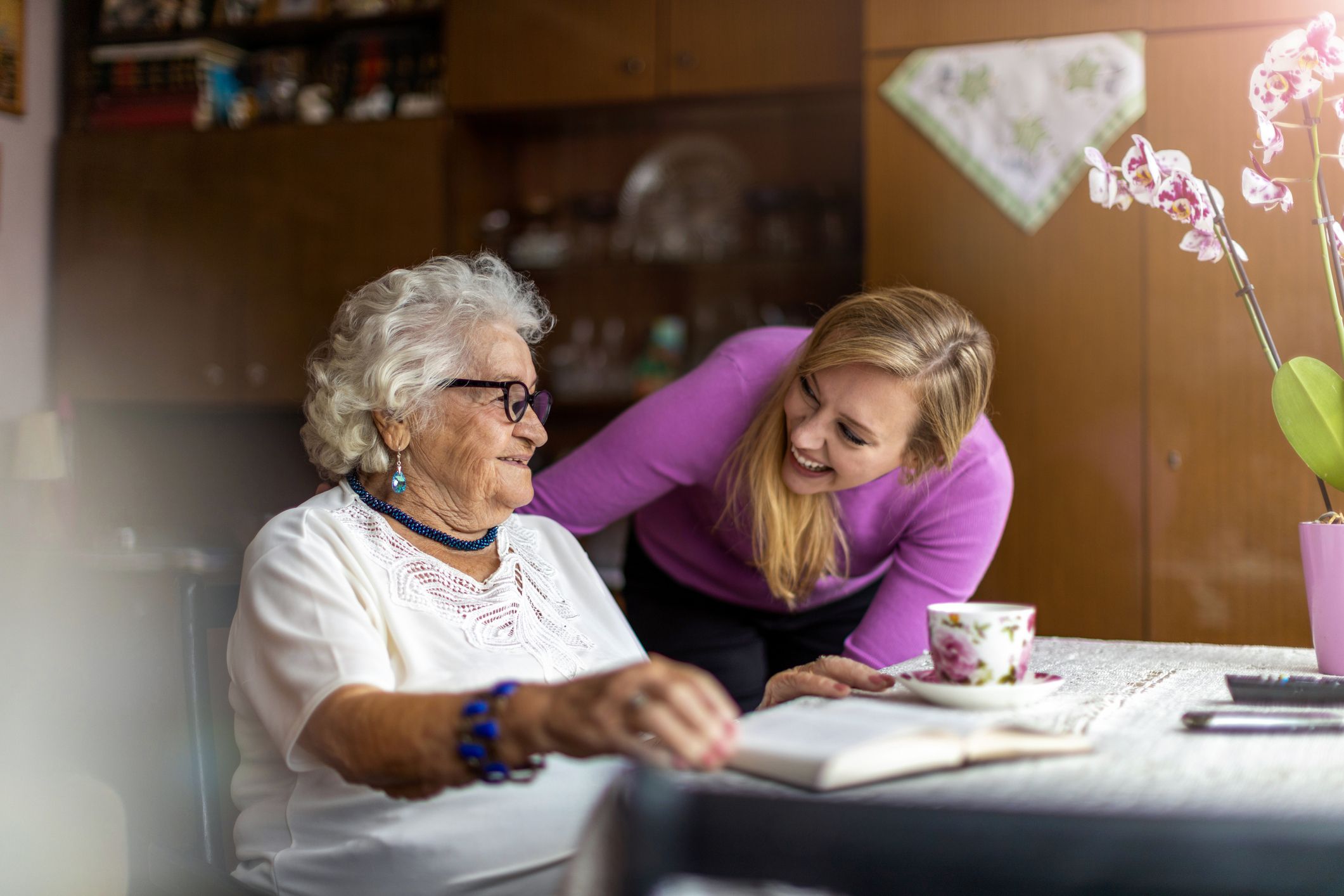 Qué puedo estudiar para trabajar con personas mayores? - Blog Emagister