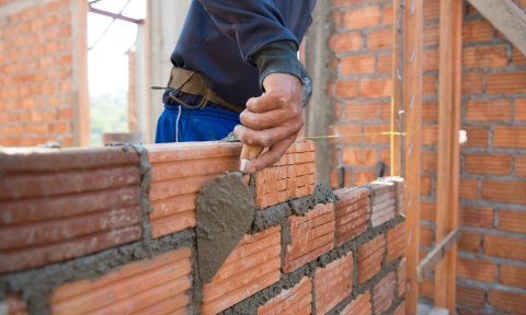 Cursos de Albañilería Worker building masonry house wal