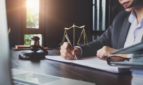 Curso de Derecho Procesal advice and justice concept. Justice scales, justice hammer and Litigation and Litigation document, female lawyer using pen point law book, working legal law with use laptop at lawyer office.